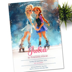 Könnte beinhalten: Eine Geburtstagseinladung mit Illustrationen von Elsa und Anna aus dem Film Frozen, die auf einer blauen und weißen Eisbahn Rollschuh laufen. Die Einladung ist für Julias 4. Geburtstagsfeier, die am Sonntag, den 2. September 2024 um 14:30 Uhr stattfindet. Die Adresse lautet 123 Anywhere St., Any City. RSVP an Anna unter 123-456-7890.