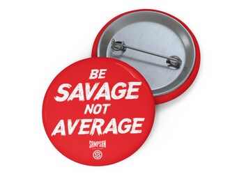 Op de afbeelding: Rode knop met witte tekst die "Be Savage Not Average" luidt met het logo "SAMPSON" en een gestileerde "S" in een cirkel onder de tekst.