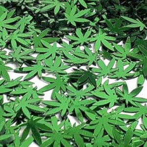 Peut inclure: Une collection de petites d&eacute;coupes en forme de feuilles de cannabis vert vif. Les feuilles sont dispers&eacute;es sur une surface blanche, cr&eacute;ant un motif dense et textur&eacute;. Les feuilles ont une finition brillante et sont de couleur uniforme.