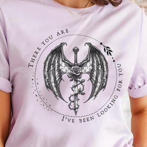 Ahí estás (Png), diseño de camiseta para amantes de los libros, pegatina de libros (Png), lector de fantasía, regalo para amantes de los libros, clipart de libros, artículos para clubes de lectura, Rhys