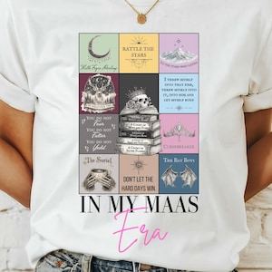 K&ouml;nnte beinhalten: Wei&szlig;es T-Shirt mit einem farbenfrohen Grafikdesign. Das Design enth&auml;lt verschiedene Bilder und Textbl&ouml;cke, mit den Worten "IN MY MAAS era" in rosa Schrift. Das Shirt besteht aus einem weichen Material.