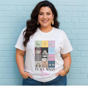 K&ouml;nnte beinhalten: Wei&szlig;es T-Shirt mit einem farbenfrohen Grafikdesign von Buchcovern und dem Text "IN MY MAAS Era" in rosa Schrift. Die Person tr&auml;gt das T-Shirt vor einer hellblauen Backsteinmauer.