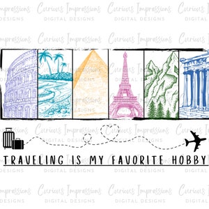 Puede incluir: Un dise&ntilde;o digital que presenta una maleta, un avi&oacute;n y varios monumentos, incluyendo el Coliseo, la Torre Eiffel, la Gran Pir&aacute;mide de Giza y la Acr&oacute;polis. El texto "TRAVELING IS MY FAVORITE HOBBY" est&aacute; escrito en una fuente estilizada.