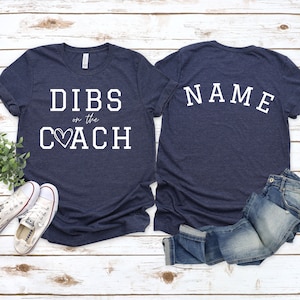 Camiseta personalizada de la esposa del entrenador, Dibs On The Coach, camiseta para mujer, camiseta de la esposa del entrenador, camiseta de la esposa del entrenador de béisbol, linda esposa del entrenador de fútbol