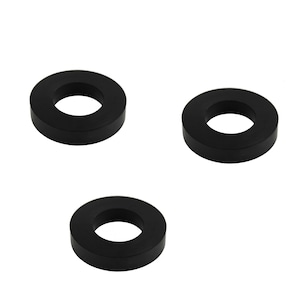 Peut inclure: Trois rondelles noires circulaires avec un trou au centre sont disposées sur un fond blanc. Les rondelles sont faites d'un matériau solide et ont une surface lisse.