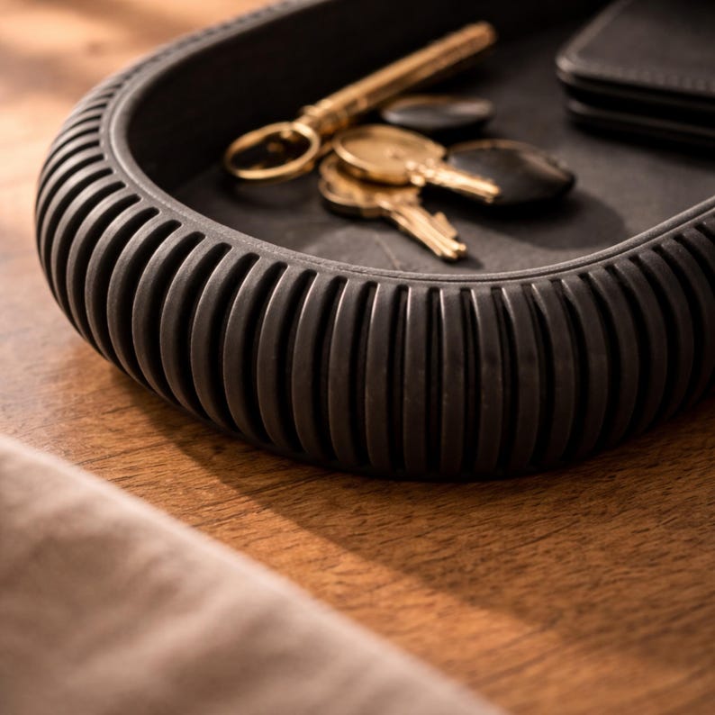 Detailaufnahme der gerillten Struktur einer schwarzen Japandi Ablageschale – modernes minimalistisches Design.