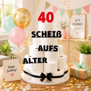 Könnte beinhalten: Ein gestufter Turm aus weißen Toilettenpapierrollen als Geburtstagsdekoration. Die Struktur hat eine große rote Zahl 40 an der Spitze und schwarzen Text "SCHEIẞ AUFS ALTER" zwischen den Rollen, verziert mit einer schwarzen Schleife.