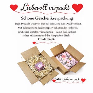 Liebevolle Geschenkverpackung mit Seidenpapier und Holzwolle in Versandbox – sichere und dekorative Verpackung für Design-Deko