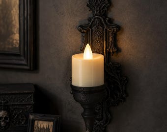 Gotische, gebeeldhouwde wandkandelaar, donkere retro wanddecoratie.