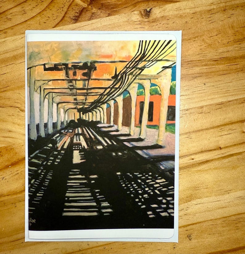 Puede incluir: Una impresi&oacute;n art&iacute;stica del interior de una estaci&oacute;n de tren, con una vista en perspectiva de las v&iacute;as y los soportes arqueados. La obra de arte utiliza una paleta de naranja, marr&oacute;n y negro, con un enfoque en las sombras y la luz. La impresi&oacute;n est&aacute; en una tarjeta blanca.