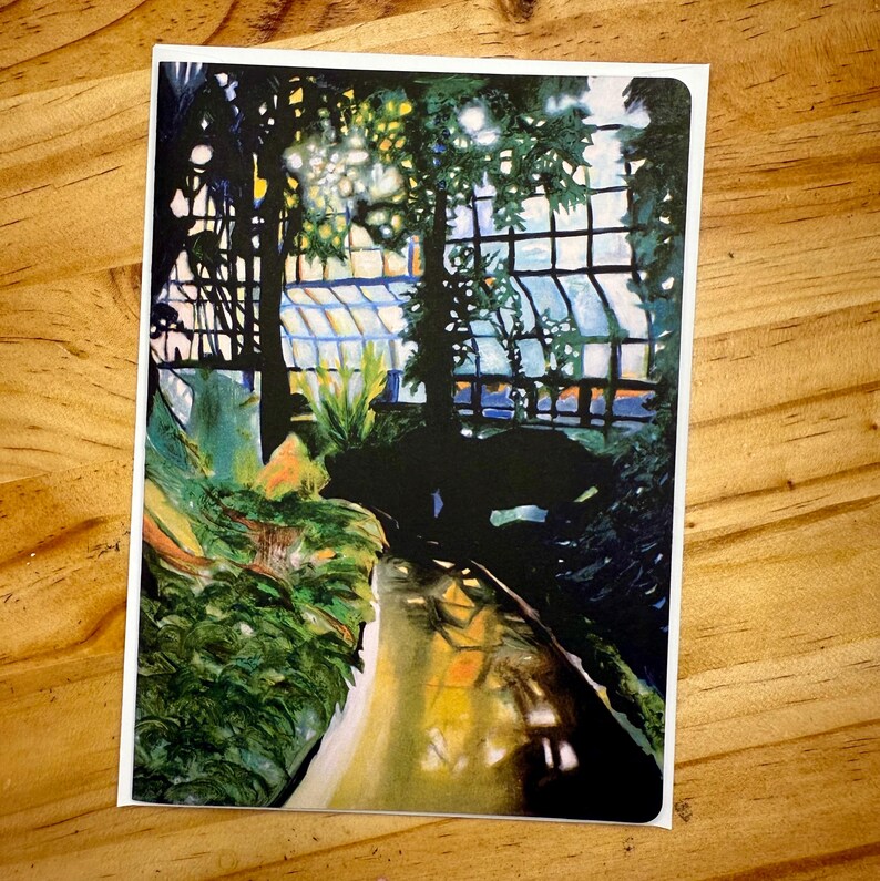 Puede incluir: Tarjeta de arte impresa con una pintura impresionista colorida de un interior de invernadero. La obra de arte representa un camino, exuberante vegetaci&oacute;n y la estructura de vidrio del edificio. La paleta de colores incluye verdes, azules y amarillos.
