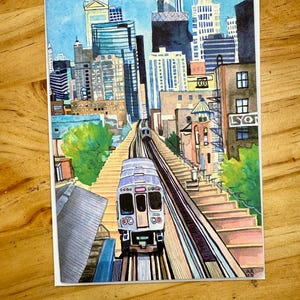 Puede incluir: Pintura a la acuarela de una escena urbana con un tren sobre v&iacute;as elevadas. La obra de arte presenta un tren que se acerca al espectador, con rascacielos y edificios al fondo. La paleta de colores incluye azules, verdes y marrones.