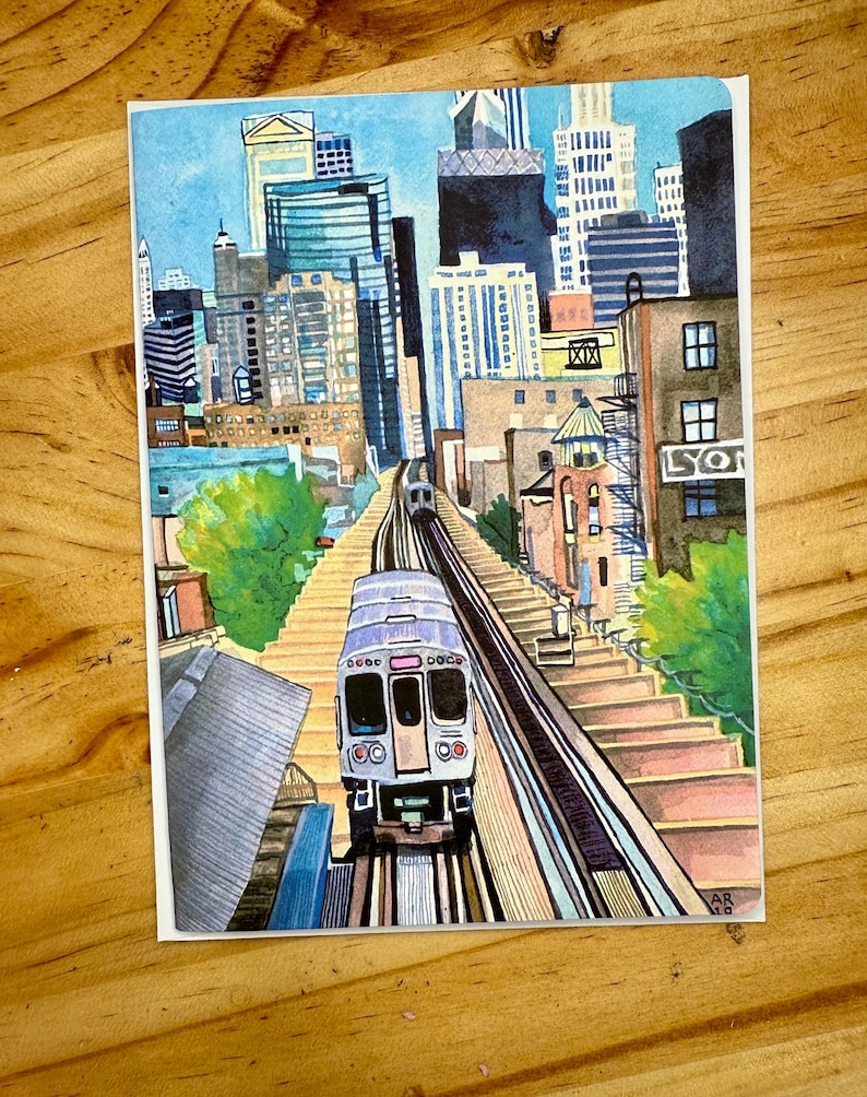 Puede incluir: Pintura a la acuarela de una escena urbana con un tren sobre v&iacute;as elevadas. La obra de arte presenta un tren que se acerca al espectador, con rascacielos y edificios al fondo. La paleta de colores incluye azules, verdes y marrones.