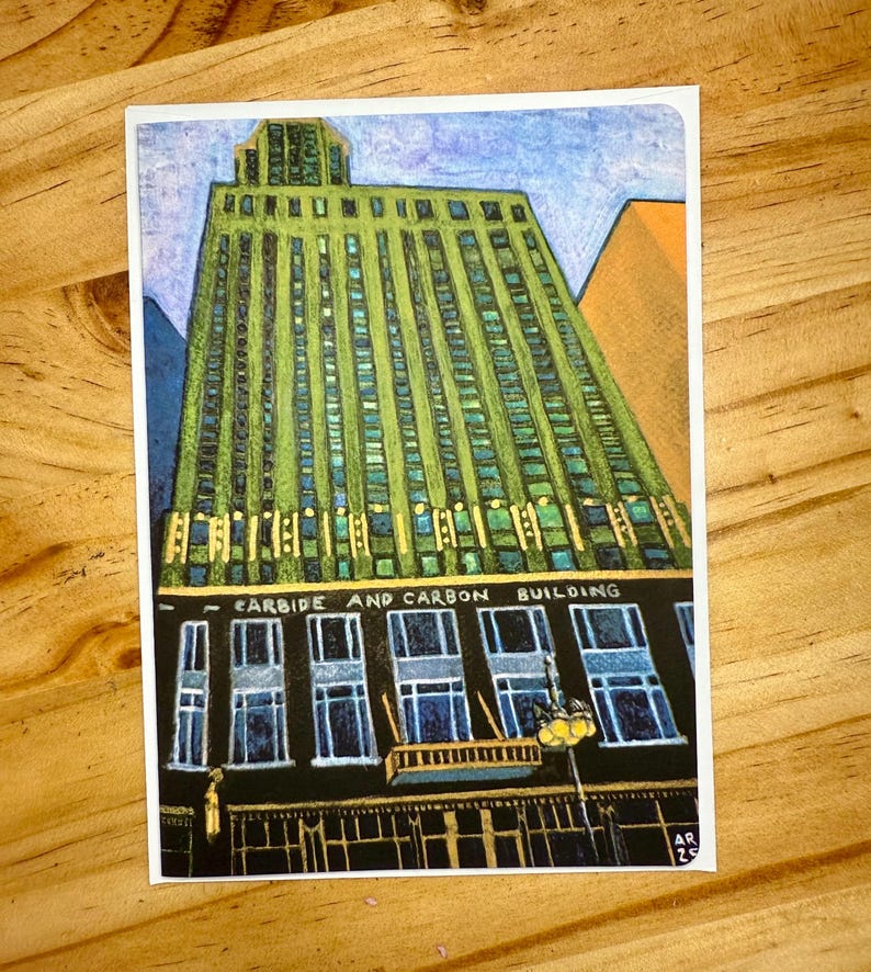 Puede incluir: Una colorida impresi&oacute;n art&iacute;stica del edificio Carbide and Carbon. El edificio est&aacute; representado en tonos verdes, azules y amarillos, con las palabras "CARBIDE AND CARBON BUILDING" en la parte superior. La obra de arte est&aacute; firmada "AR 23".