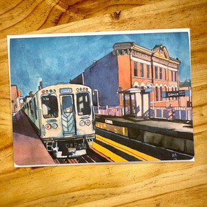 Puede incluir: Pintura a la acuarela de un tren en una estaci&oacute;n. El tren es blanco y gris, con el n&uacute;mero 170 visible. La estaci&oacute;n tiene un letrero que dice "Damen". El cielo es azul y los edificios son naranjas y marrones.