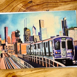 Puede incluir: Pintura a la acuarela de un horizonte urbano con un tren en primer plano. El tren es morado y blanco, y los edificios son de varios colores. El cielo es azul. La obra est&aacute; firmada "AR '18".