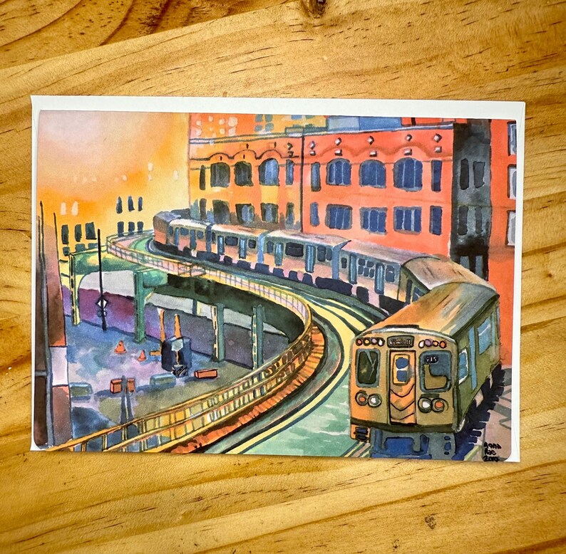 Puede incluir: Pintura a la acuarela de un tren de metro urbano en una v&iacute;a elevada. La obra de arte utiliza una paleta de colores c&aacute;lidos con tonos naranja, rojo y azul. Los edificios y la infraestructura son visibles en el fondo.