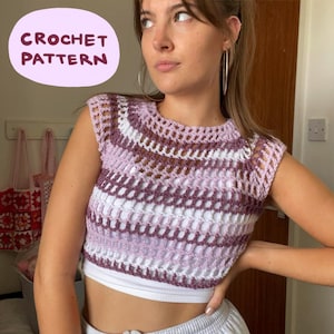 Op de afbeelding: Een gehaakt topje met een gestreept patroon in tinten paars en wit. Het topje heeft een ronde hals en is mouwloos.
