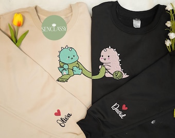 Sweat-shirt brodé de dinosaures mignons pour couple, pull assorti avec nom de manche personnalisé, cadeau personnalisé de la Saint-Valentin pour elle, amateurs de dinosaures