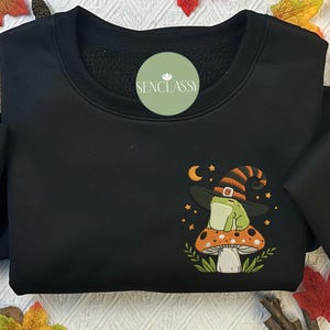 Besticktes süßes Pilz Frosch Sweatshirt, Witchy Frosch Shirt, Zauberer Frosch, Frosch Halloween Shirt, Frosch Liebhaber Geschenk, Cottagecore Pilz Shirt