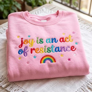 Felpa ricamata "La gioia è un atto di resistenza", felpa arcobaleno Pride, maglietta LGBTQ Pride