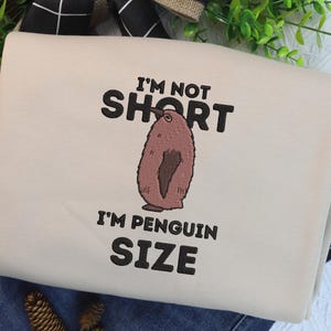 Sudadera bordada con pesto "No soy bajita, soy del tamaño de un pingüino", camiseta de pingüino bebé Gain, animal divertido de TikTok, amante de los pingüinos, pesto viral