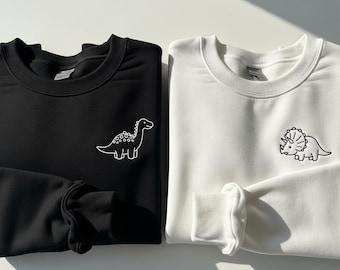 Couple dinosaure mignon ras du cou brodé dinosaure | Tenues de couple assorties | Broderie de dinosaure minimaliste, joli cadeau pour elle et lui