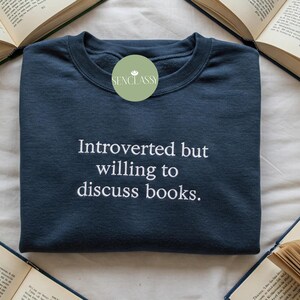 Introverti mais disposé à discuter de livres, sweat-shirt brodé, cadeau pour amoureux des livres, cadeau pour enseignant, cadeau pour bibliothécaire, cadeau rat de bibliothèque, cadeau pour lecteur