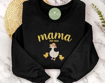 Bestickter benutzerdefinierter Entenmutter-Pullover, Mama Est Jahr Rundhalsausschnitt, neue Mutter Geschenk, Mutter-Leben-Shirt, Varsity Mama personalisierte Name Pullover, Enten Mama