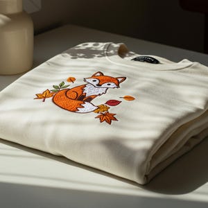 Sudadera con zorro bordado estilo cottagecore, bonito jersey de cuello redondo para otoño, acogedor suéter con animales del bosque, regalo inspirado en los amantes de los zorros, top floral natural