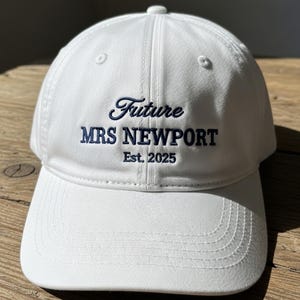 Spersonalizowany haftowany kapelusz Future Mrs, spersonalizowana czapka baseballowa dla panny młodej, prezent na wieczór panieński, kapelusz zaręczynowy na wieczór panieński 2025