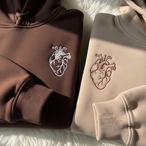 Sudadera de pareja bordada personalizada con corazón anatómico e iniciales en la manga. Sudadera personalizada a juego para regalo de aniversario.
