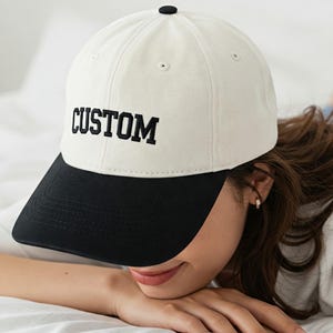 Gorra de béisbol personalizada con bordado a presión en dos tonos crema. Gorra de béisbol personalizada para papá. Crea tu propia gorra personalizada.