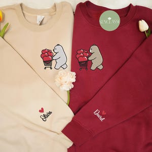 刺繍入りクマとハートのショッピングカートのカップル刺繍入りスウェットシャツ、彼女へのかわいいバレンタインデーギフト、お揃いのセーター、女性用バレンタイン