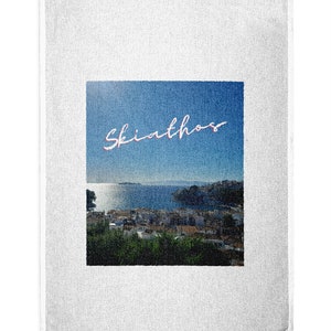 Skiathos Stad &Sea View Print Thee handdoek. Souvenir, Gifting, Keukenkleding.