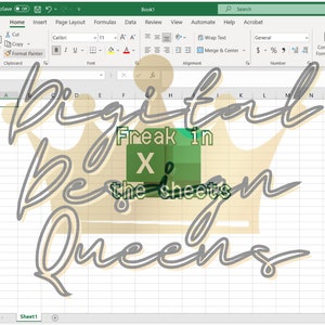 Könnte beinhalten: Ein digitales Design mit einer Kronengrafik und dem Text "Digital Design Queens" in einer grauen Kursivschrift. Der Text "Freak in the sheets" befindet sich in einem grünen Kasten.