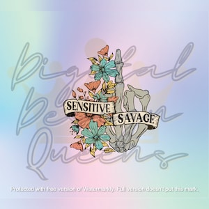Könnte beinhalten: Eine skelettartige Hand mit einem Blumenarrangement drumherum, die den Mittelfinger hochhält. Ein Banner mit dem Text "Sensitive Savage" ist um die Hand gewickelt.