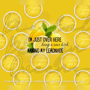 Può includere: Sfondo giallo con fette di limone e limoni interi. Il testo "I'M JUST OVER HERE being a sour bitch... MAKING MY LEMONADE" è sovrapposto all'immagine. Sono presenti anche foglie verdi.