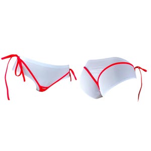 Op de afbeelding: Witte lingerie met rode bies en strikjes. De lingerie wordt van voren en achteren getoond.