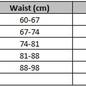 Puede incluir: Una tabla de tallas con medidas en cent&iacute;metros para cintura y caderas. Las tallas van de XS a XL, con medidas de cintura de 60-98 cm y medidas de cadera de 84-120 cm. La tabla est&aacute; en formato tabular.