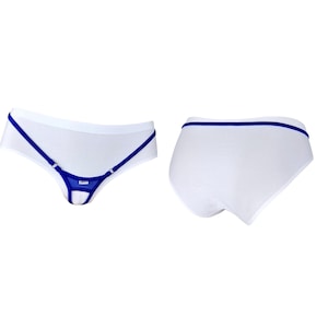 Può includere: Intimo bianco con bordino blu e un dettaglio di taglio. L'intimo è mostrato dal davanti e dal dietro.