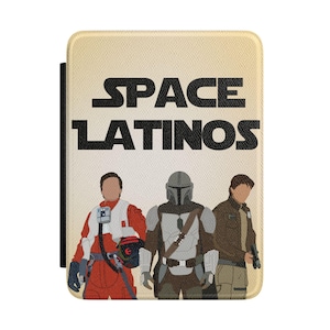 Könnte beinhalten: Eine rechteckige Tablethülle mit cremefarbenem Hintergrund und dem schwarzen Schriftzug SPACE LATINOS. Unter dem Text befinden sich drei Figuren: eine Person im roten Fluganzug, eine Figur in silberner Rüstung und eine Person in brauner Jacke.