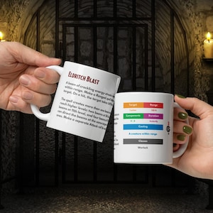 Könnte beinhalten: Zwei weiße Tassen mit schwarzem Text und bunten Balken. Die Tasse links sagt "Eldritch Blast" und beschreibt den Zauber. Die Tasse rechts hat eine Tabelle mit den Details des Zaubers, einschließlich Ziel, Reichweite, Komponenten, Dauer, Wirken und Klasse.