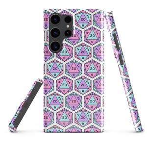 Puede incluir: Una funda para teléfono con fondo blanco y un patrón repetido de dados de 20 caras de color rosa y azul.