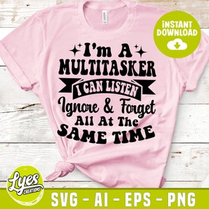 Puede incluir: Una camiseta rosa claro con el texto "I'm A Multitasker I Can Listen Ignore & Forget All At The SAME TIME" en negro. La camiseta también tiene un logotipo que dice "Lyes Creations" y las palabras "SVG - AI - EPS - PNG".