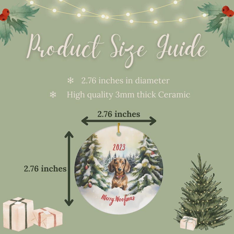 K&ouml;nnte beinhalten: Runder Weihnachtsbaumschmuck aus Keramik, 7 cm Durchmesser, mit einem Dackel in einer Winterszene mit dem Text "2023" und "Merry Woofmas". Der Anh&auml;nger ist 3 mm dick.