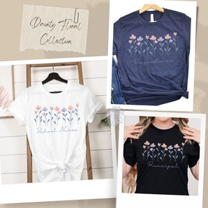 Puede incluir: Tres camisetas con un dise&ntilde;o floral y diferentes t&iacute;tulos de trabajo. La primera camiseta es blanca con el texto "School Nurse". La segunda camiseta es azul marino con el texto "Diagnostician". La tercera camiseta es negra con el texto "Principal".