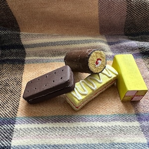 Trästöd med blandade kex (set om 4)