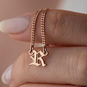 Alte englische Anfangshalskette, Gotischer Buchstabe-Anhänger, kundenspezifischer Anfangsschmuck, personalisiertes Geschenk für sie, Goldsilber-Buchstabe-Halskette