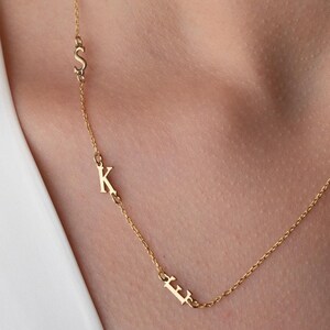 Collar con inicial lateral, delicado colgante de letra, collar de oro y plata personalizado, regalo minimalista para ella, joyería personalizada